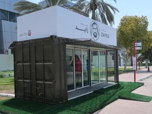 أبوظبي تحول حاويات شحن القديمة إلى مواقف للحافلات