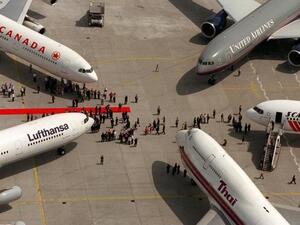 الألوان الأخرى فتمتص الضوء وهو ما يرفع درجة حرارة الطائرة. بالإضافة إلى ذلك تسبب الأجهزة الإلكترونية والمسافرين حرارة إضافية داخل الطائرة