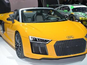 تتم عملية فتح أو إغلاق سقف سيارة اودي ار 8 الكشف 2017 خلال 20 ثانية أثناء قيادة السيارة بسرعة لا تتجاوز 50 كم/س