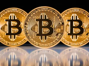 العملة الافتراضية التي يجري تداولها عبر الشبكة العنكبوتية، تكتسب خطورتها من “كونها خارج المظلة الرقابية داخل المملكة العربية السعودية”