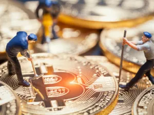 في يوم واحد فقدت "بيتكوين" 4.6 في المائة من قيمتها لتصل إلى 6450.01 دولار أمريكي، لتصل بذلك نسبة التراجع الذي تعرضت له منذ بداية العام إلى اليوم 50 في المائة من قيمتها