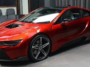 تكشف بي ام دبليو أبو ظبي هذه المرة عن نسخة مميزة باللون الأحمر من السيارة الرياضية الهجينة i8 والتي تأتي بالإضافة إلى لون Lava Red الحصري لهذه السيارة