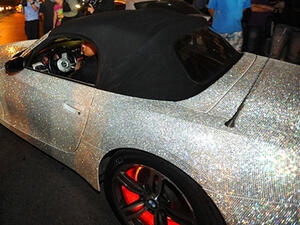 BMW Z4 مرصعة بأكثر من 250 ألف قطعة كريستال