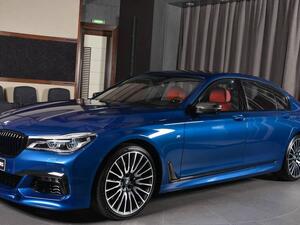 نسخة سوبرمان من سيارة بي إم دبليو 750 إل آي في أبوظبي