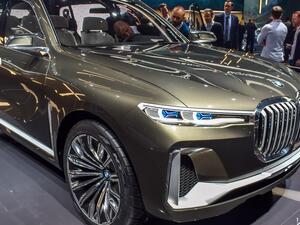 بي إم دبليو حافظت على هوية سياراتها في تصميم X7 iPerfromance التي إمتلكت مصابيح نحيلة في الأمامية مع الشبك المزدوج الذي يبدو واضحاً في المقدمة بفضل ضخامة حجمه