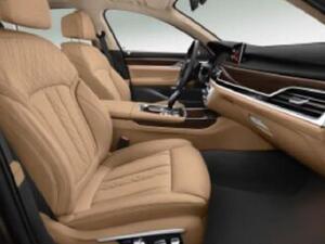 سيبدأ سعر بي ام دبليو الفئة السابعة 2016 من 100,445 يورو (419,060 ريال سعودي) في النمسا لنسخة 730d والتي ستتمتع بقوة 265 حصان يتم إرسالها إلى العجلات الخلفية