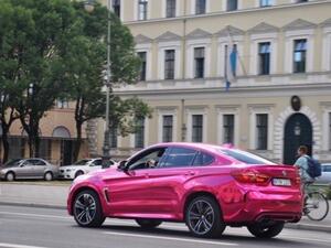 تعتبر اكس 6 ام واحدة من أغلى سيارات بي ام دبليو، حيث يبدأ سعرها من 147 ألف دولار أمريكي (551 ألف ريال سعودي).