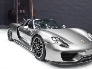 بورش 918 سبايدر زُوِّدت هذه السيارة الهجينة بمحرك وقود V-8 سعة 4.6 ليتر ويزن 135 كغ بالإضافة إلى احتوائها على اثنين من المحركات الكهربائية