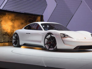 بورش تفتح باب الحجوزات على تايكان الكهربائية