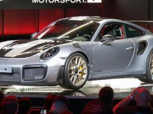 بورش 911 GT2 RS مزودة محرك 6 سلندر ثنائي التيربو بسعة 3.8 لتر ينتج قوة تزيد عن 640 حصان ويحمل نظام التبريد المائي بداخله