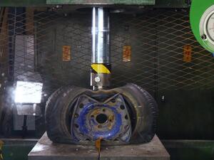 الجنوط المستخدمة في عالم السيارات: هناك جنوط مصنوعة من سبائك مختلطة من مختلف أنواع المعادن وهناك جنوط مصنوعة من الفولاذ