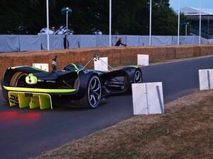 أول سيارة سباق كهربائية رسمية ذاتية القيادة