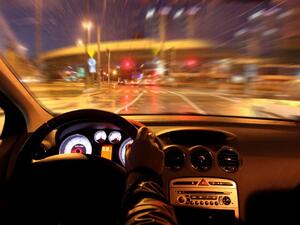 مخالفة قيادة مركبة تسبب ضجيجاً في الشارع، تستوجب غرامة تصل إلى 2000 درهم، بالإضافة إلى 12 نقطة سوداء في سجل السائق المروري