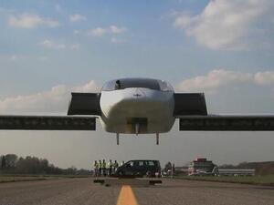 السيارة الطائرة وهي تقلع بشكل سليم، وتحلق لمسافة في الجو، قبل أن تعود إلى المدرج