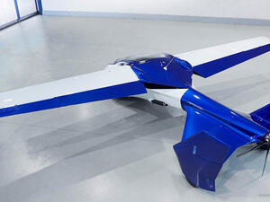 السيارة هى طائرة متكاملة تماما فضلا عن انها سيارة تعمل بأربع عجلات وتعمل بكامل 