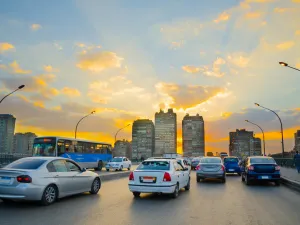 مصر تزيد رسوم المرور على الطرق للمركبات الخاصة والنقل