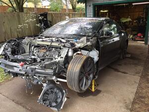 رجل يصلح سيارات تيسلا ويعيدها إلى الطريق