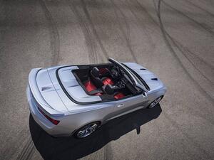 سعر كمارو 2016 كشف نسخة 1LT I-4، المزودة بمحرك رباعي الاسطوانات سعة لترين مع تيربو يولد قوة 275 حصان و 400 نيوتن.متر من عزم الدوران، سوف يبدأ من 33,695 دولار أمريكي (126,421 ريال سعودي)