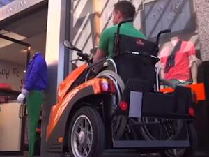 تمتلك الدراجة محركا بقوة 2200 واط وتصل سرعتها 25 كيلومترا في الساعة