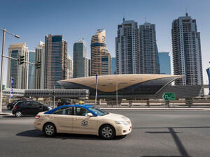 تعفى من ضريبة القيمة المضافة: السيارات، بما في ذلك سيارات الأجرة أو الحافلات أو قطار السكك الحديدية أو الترام أو السكة الحديدية الأحادية أو وسائل النقل مماثلة