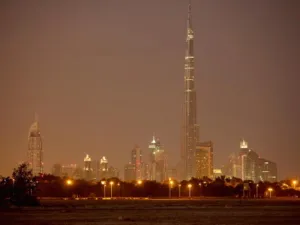 تمكنت الإمارات وتحديداً دبي من احتلال مكانة متقدمة على الخريطة الاستثمارية والتجارية العالمية، كونها وجهة مفضلة للشركات ورجال الأعمال، وذلك بفضل نجاحها في بناء بيئة استثمارية عصرية ومتطورة بالاعتماد على حزمة من المقومات التنافسية