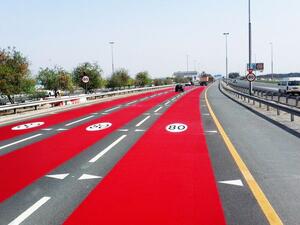 دبي تنبه السائقين "بطلاء أحمر" في الشارع