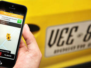 تطبيق “إيزي تاكسي” متوفر لأجهزة “أندرويد“، و “آي أو إس“، و “بلاك بيري”، و “ويندوز فون“، وكذلك بالنسبة لعملاء الأعمال من خلال حلول “إيزي تاكسي برو” Easy Taxi Pro و ”إيزي تاكسي للشركات” Easy Taxi Corporate