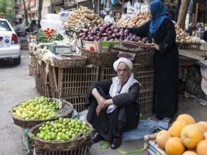 الأسر المصرية تعيش التقشف لمواجهة موجة غلاء غير مسبوقة