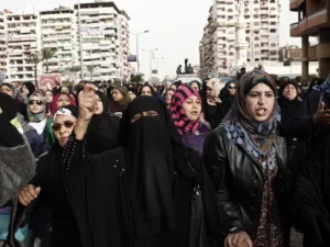 قررت شركات ومصانع ومؤسسات إقفال أبوابها خوفاً من تداعيات التظاهرات المليونية التي يعتزم معارضو الرئيس محمد مرسي تسييرها اليوم للدعوة لاستقالته