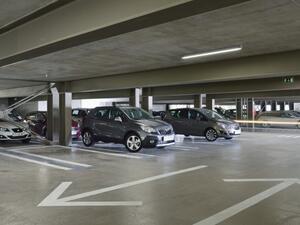 عند ركن سيارتك وإغلاقها لا تقم بالنزول منها والذهاب مباشرةً إلى المبنى، كن متيقظاً حولك، راقب الأشخاص المتوقفين