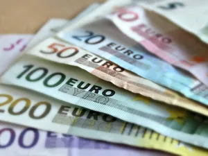 ارتفعت العملة الأوروبية الموحدة ارتفاعا طفيفا إلى 1.1763 دولار في المعاملات المبكرة مقتربة من ذروتها في عامين ونصف العام البالغة 1.1910 دولار التي سبق أن سجلتها في وقت سابق هذا الشهر. (Pixabay)