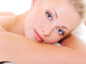 دائماً ما تنزعج المرأة من ظهور الهالات السوداء حول عينيها
