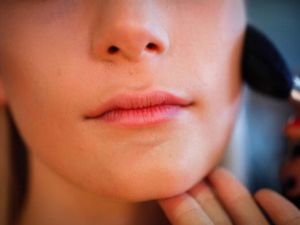 استخدمي مرطباً يناسب نوع بشرتك، فمرطب البشرة يقلّص نسبة تبخّر الماء من بشرتك، فيحافظ بالتالي على رطوبتها ويبقيها مرطبة لوقت أطول