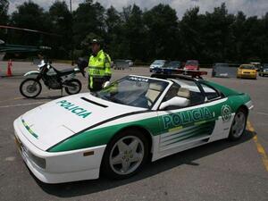 تعود هذه السيارة لأحد أباطرة المخدرات في كولومبيا، وبعد إلقاء القبض عليه تم الاستيلاء على سيارته وتخصيصها للشرطة