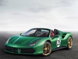 تأتي هذه السيارة بلون خارجي أخضر مميزة وجنوط باللون الذهبي وملصق الرقم 25 على الجانبين