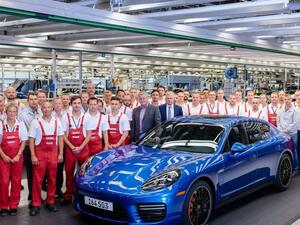 شكلت باناميرا قفزة نوعية في عالم السيارات وذلك بجمعها للأداء الرياضية والفخامة العالية في سيارة سيدان مميزة