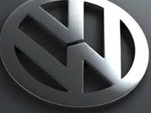 أشارت الوكالة إلى أنها خفضت تصنيف “فولكسفاجن” درجة واحدة إلى “إيه 3″، بسبب فضيحة الغش في اختبارات الانبعاثات السامة