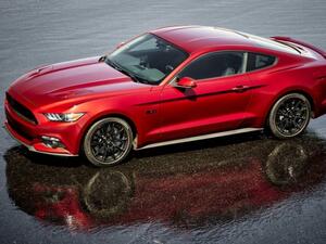 فورد أعادت تصميم موستنج 2015 بالكامل، فإن التحديثات لهذا العام جاء طفيفة نسبياً ، ولكنها تضمنت مجموعة من الحزمة الجديدة و المواصفات الإضافية للشكل الخارجي