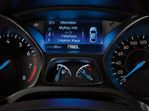 تساعدك تقنيات فورد على البقاء يقظاً ومستقيماً في مسارك