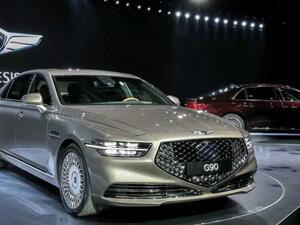 التصميم الخارجي يتميز بالتغيير الكامل ويظهر ذلك في المقدمة بشبك جديد من نوعه ومصابيح جديدة مكونة من 4 عدسات وبإضاءة LED بخط قاطع في المنتصف