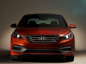 زودت داخلية هيونداي سوناتا تيربو بتطريزات خاصة وبمقود عجلة رياضية من من ثلاثة أذرع لإتاحة إمساكه باليدين بشكل أفضل، إضافة إلى مقبض جديد لناقل الحركة ولوحة قيادة جديدة وتجهيزات داخلية ديناميكية