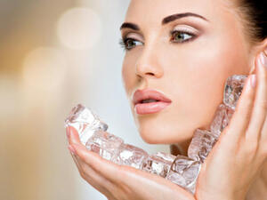 قومي بتمرير قطعة من الثلج على بشرتك قبل وضع المكياج