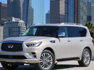 ميكانيكياً ما زالت QX80 تتوفر بمحرك V8 بسعة 5.6 لتر ينتج 400 حصان تنتقل إلى الإطارات بواسطة ناقل حركة أوتوماتيكي من 7 سرعات