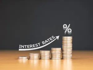 السعودية والبحرين والإمارات يرفعون معدلات الفائدة