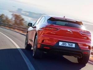 ستحوي “I-Pace” مساحة واسعة من الداخل، وستملك اثنين فقط من المقاعد، وليس ثلاثة كمثيلتها “Model X” من “تسلا”، ويعلو سقف زجاجي السيارة على امتدادها طولاً