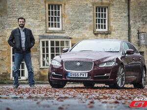 حصلت جاكوار XJ 2016 على شكل خارجي محدث، وتضمنت التغييرات شبكاً أماميا أكبر وأكثر بروزاً من السابق