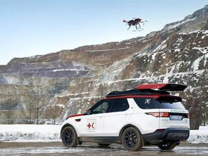 جاكوار تكشف عن سيارة دفع رباعي قادرة على إطلاق درون من سطحها