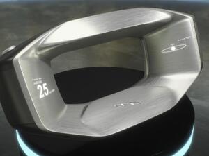 عجلة القيادة ثمانية الشكل لا تحمل سوى زر واحد للتشغيل، وجميع الأوامر التي تتلقاها هي بإستخدام الأوامر الصوتية