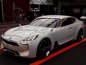 سيارة كيا جي تي الاختبارية مزودة بمحرك V6 مع شاحن توربيني مزدوج يولد قوة 395 حصان