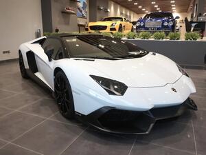 تتسارع افينتادور الاحتفالية من 0 إلى سرعة 100 كم/س في 2.9 ثانية وتبلغ سرعتها القصوى 349 كم/س